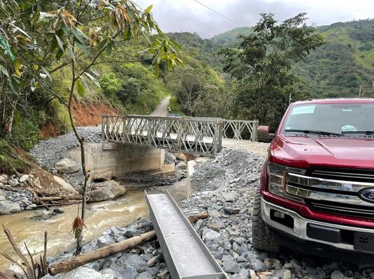 Bailey Bridge Стальной изотропный мост с однородным материалом высокий модуль эластичности и быстрый период строительства для различных применений